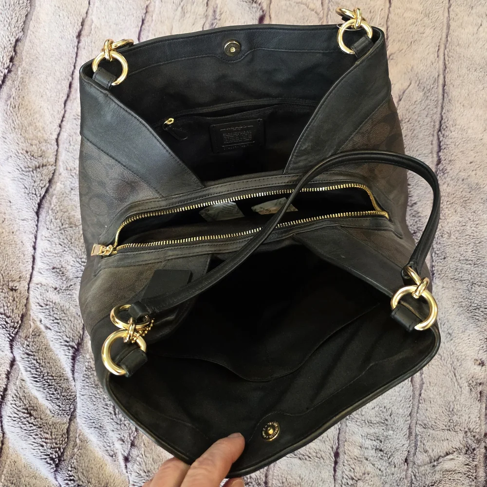 Coach Black Leather Shoulder Bag with Textured Design - Picture 5 of 8